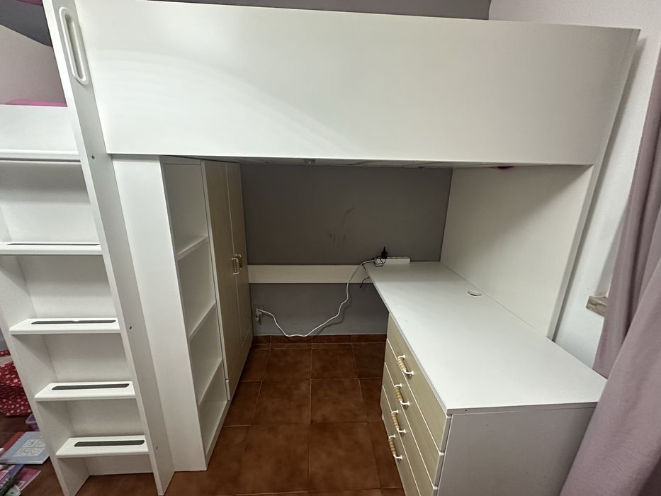 Cama alta com secretária, armário e gavetas – excelente estado