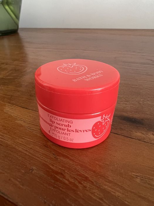 Peeling do ust Bath & Body Works Strawberry Pound Cake słodki 15 g