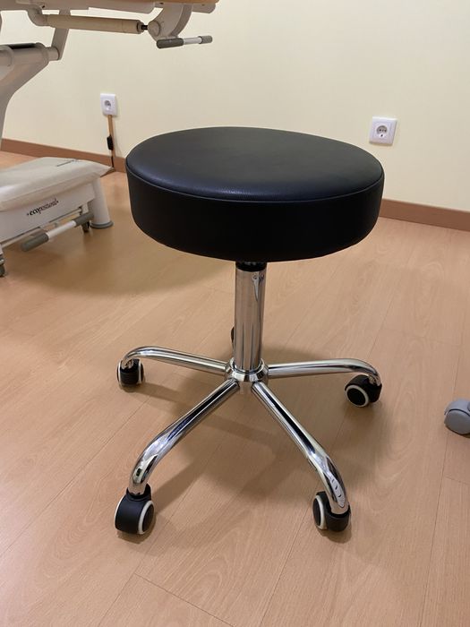 Banco estofado preto