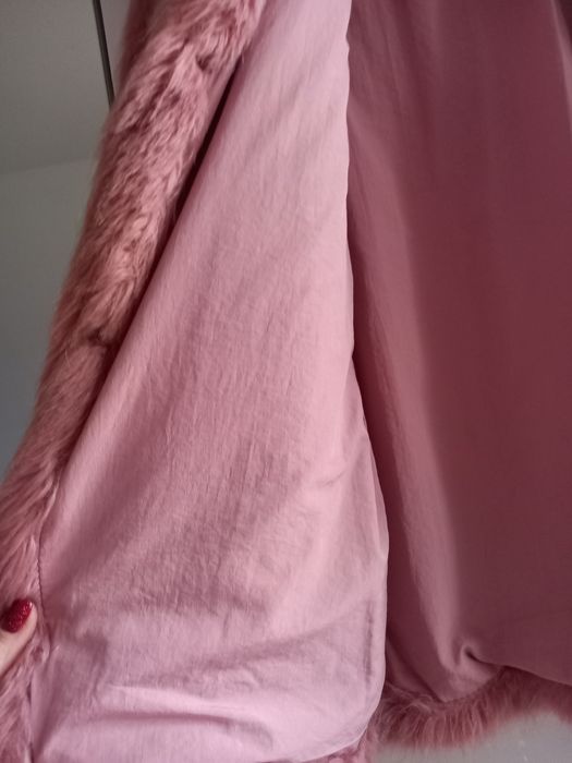 Różowe futerko marki Bershka