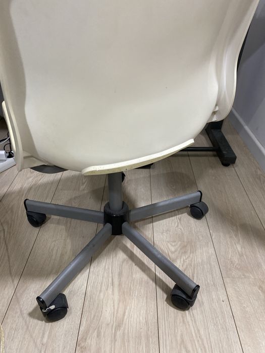 Cadeira de escritorio com  rodas