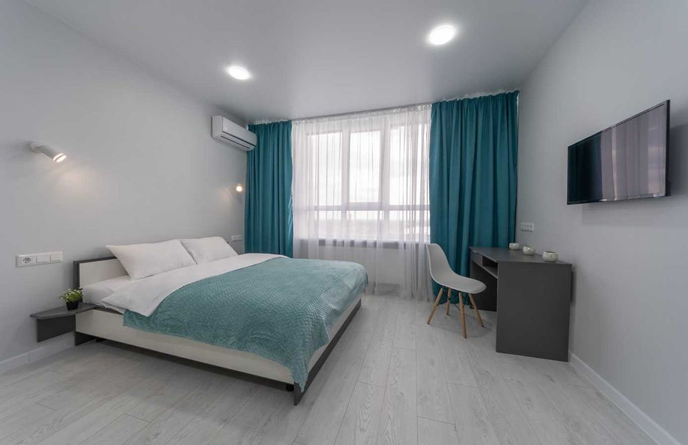 Подобова оренда студії біля метро, Лівий берег, Бажана 17Б. Є укриття.