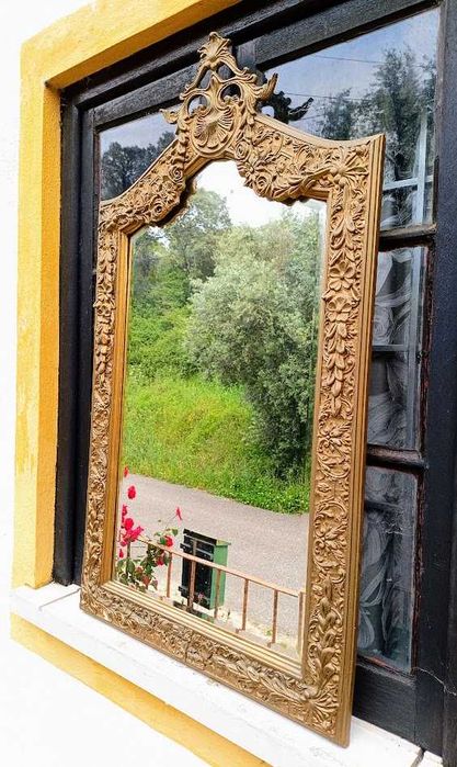 Espelho antigo com moldura dourada entalhada