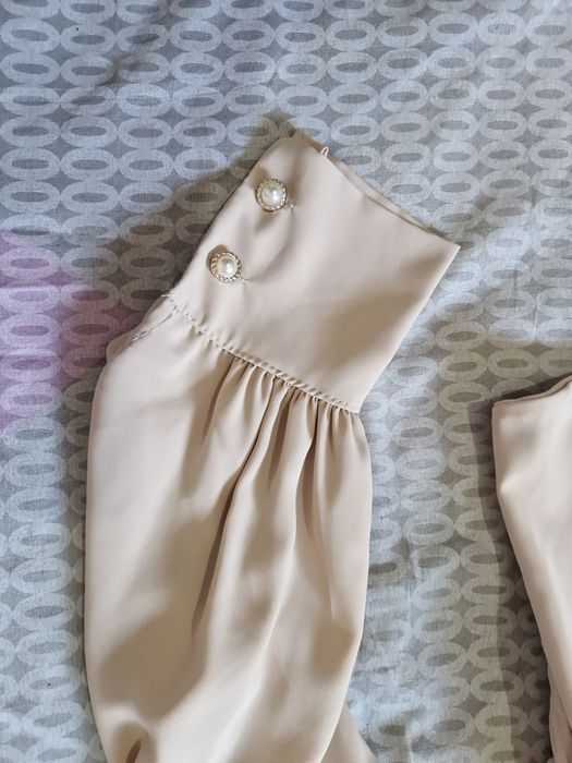 Blusa bege com botões dourados