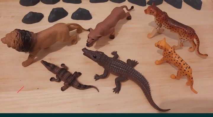 Figuras animais selvagens selva savana leão leoa leopardo crocodilo