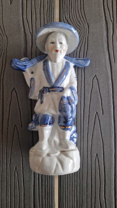 Estatueta de porcelana asiática