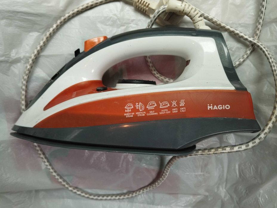 Утюг праска з керамічною підошвою Magio (MG-134).