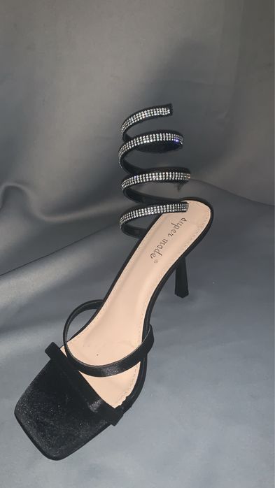 saltos altos pretos brilhantes (novos)