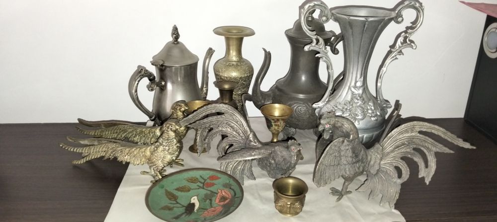 Figuras estanho e latão