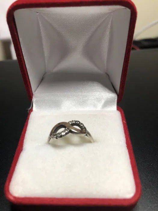 Продам елегантну каблучку зі срібла 925 проби.