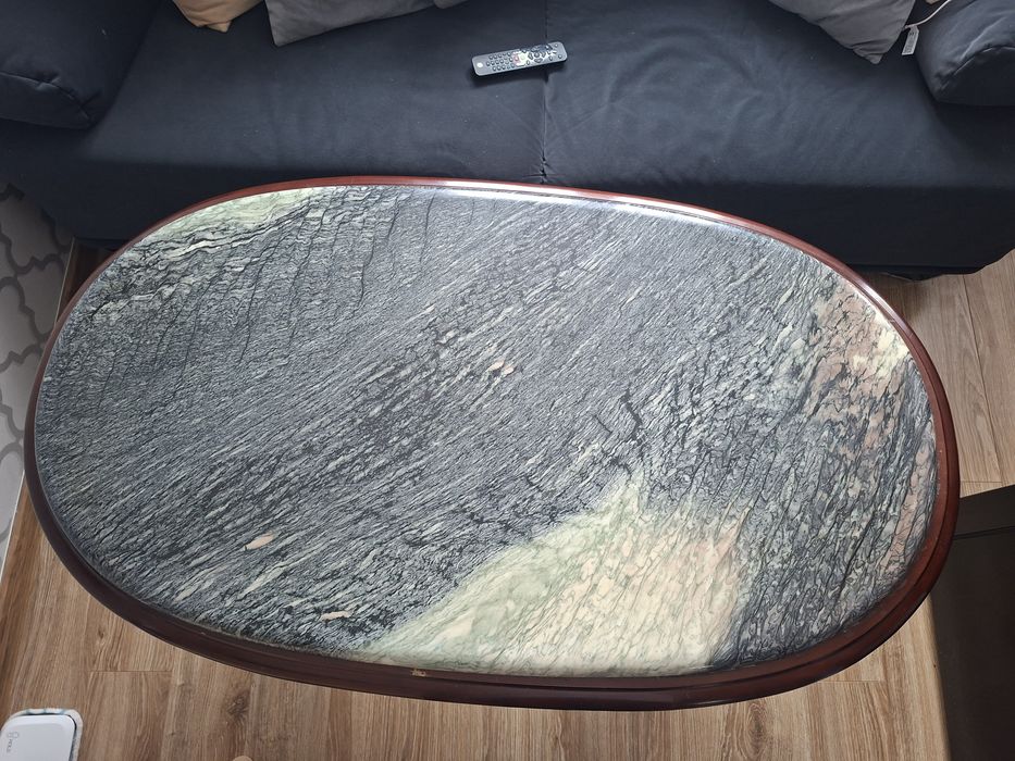 Stół z kamiennym blatem