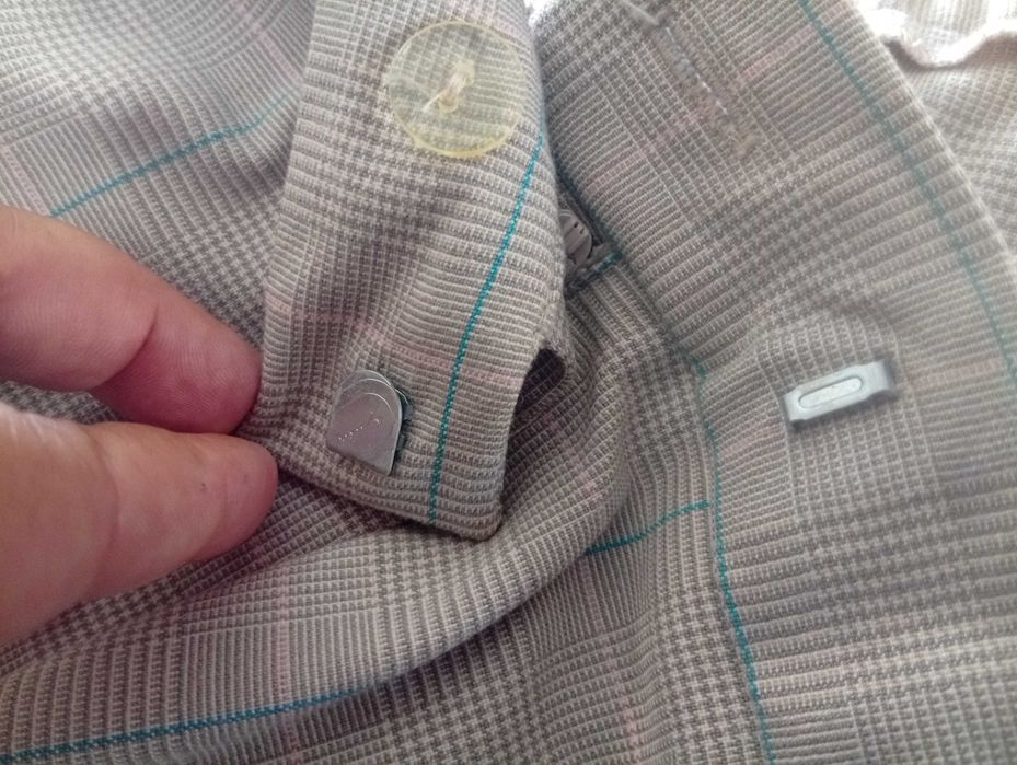 Fato de senhora,  padrão clássico, xadrez cinza com linhas azul, rosa.