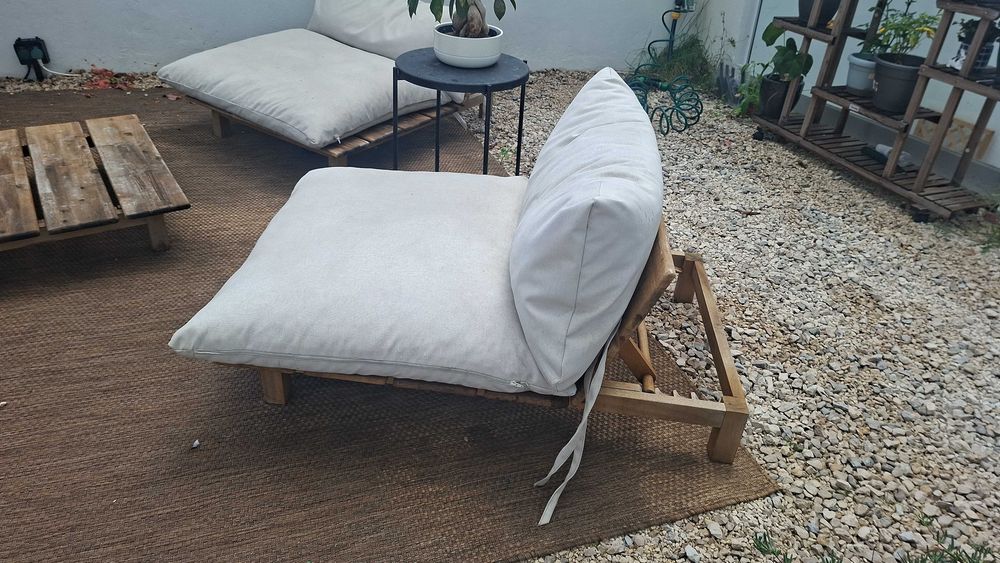 Conjunto de mobiliaria exterior. 2 cadeiras e 1 mesa