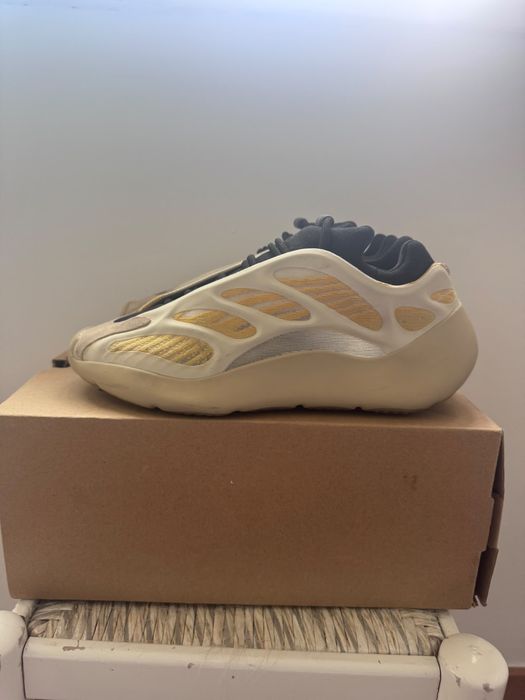 YEZZY 700 V3 “Mono Safflower”