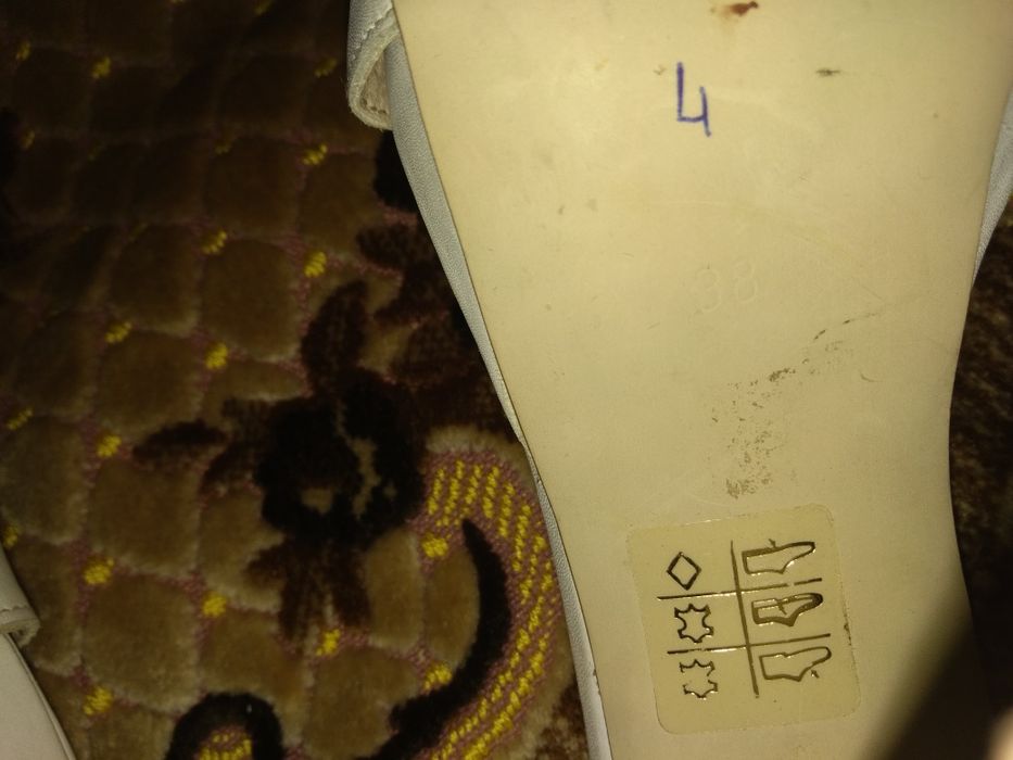 Білі шльопанці жіночі