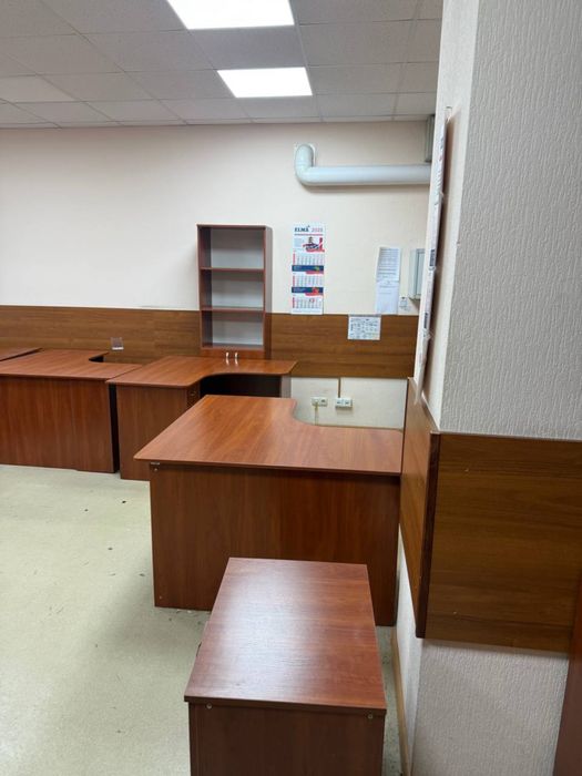 РОЗПРОДАЖ столи офісні письмові кутові з тумбами шафи стелажі крісла директорські меблі для офісу