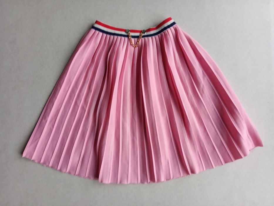 Plisowana spódnica z łańcuszkiem 122/128