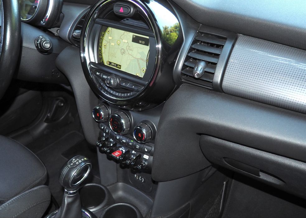 Mini Cooper 1.5 gasolina automático ,GPS, bancos em couro, estacionamento automático