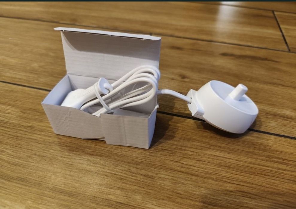 dwie ładowarki oral-b