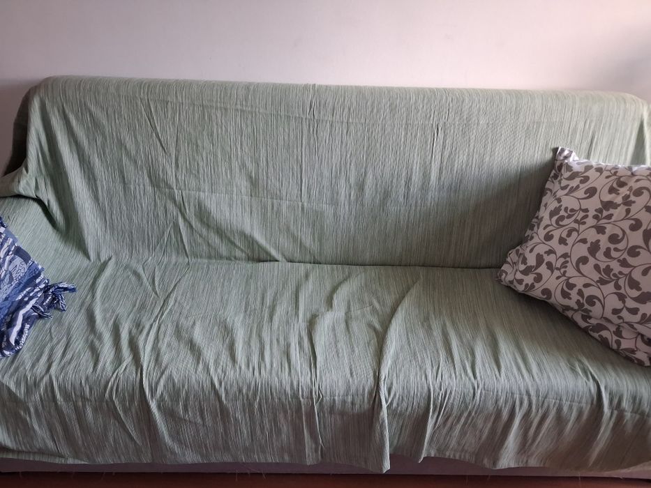 Sofás com almofadas e mantinhas