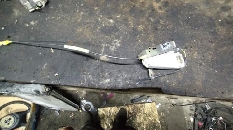 Замок лівої задньої дверки форд ескорт 1992р