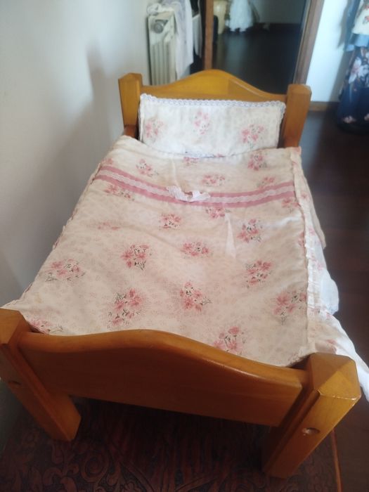 Cama de boneco bebé Nenuco móvel  em madeira