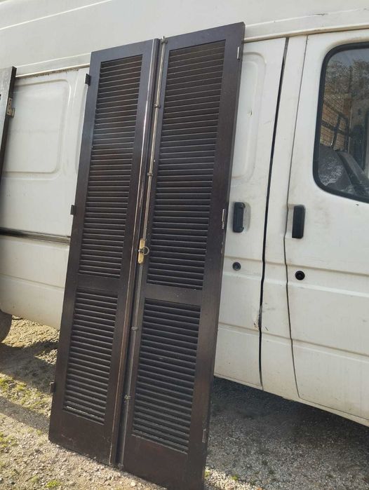 Portas/ Portadas Venezianas de Madeira