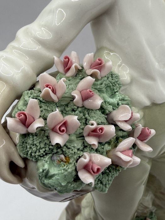Porcelanowa figurka Chłopca z koszem róż