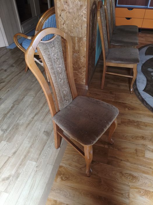 Sprzedam sześć sztuk krzeseł w dobrym stanie.