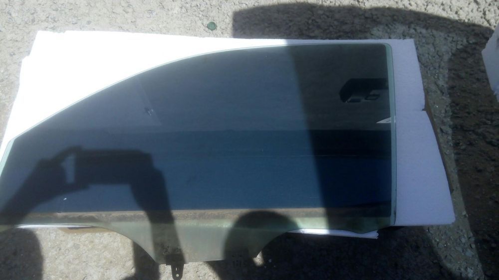 Стекло боковое левое на Nissan Micra k12