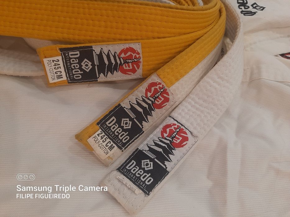 Fato taekwondo de criança com três cintos.