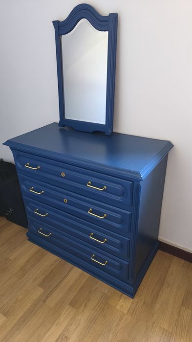 Cómoda azul petróleo
