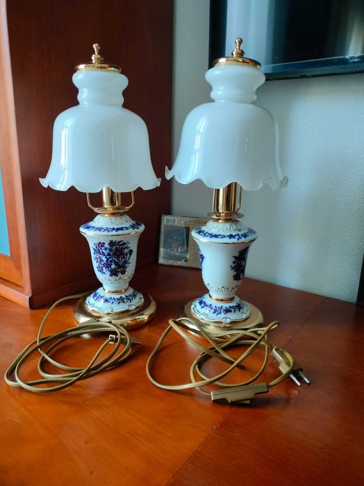 Dois Candeeiros de porcelana pintados à mão muito elegantes