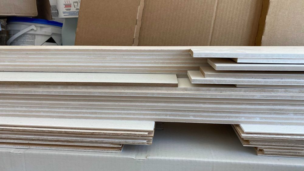 Listwy Nowe podłogowe / Deski fornirowane dwustronnie jesion biały.