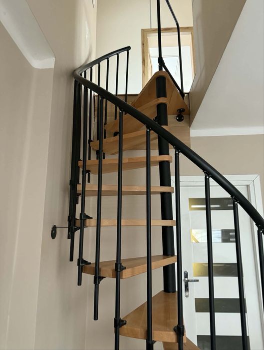 Schody wewnętrzne drewniane