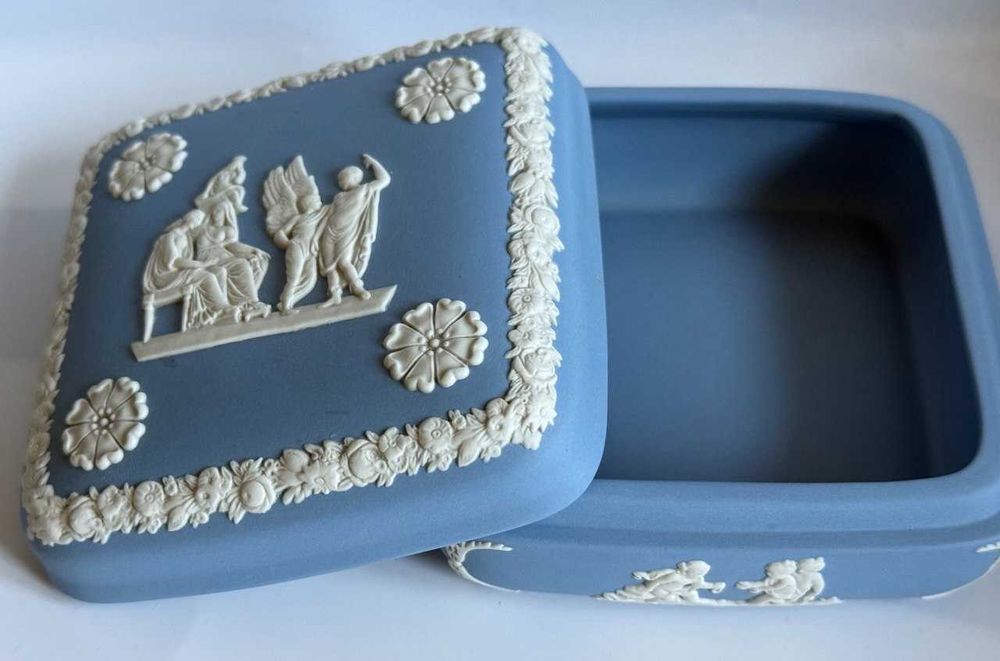 Яшмова скринька для прикрас Wedgwood Blue. Шкатулка. блакитний Веджвуд. Англія. Барельєф "Дедал та Ікар"