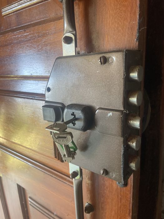 Porta de entrada em madeira