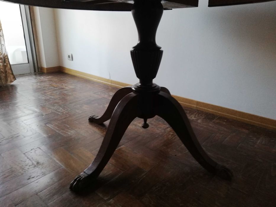 Mesa de madeira escura antiga. Dimensão adaptável