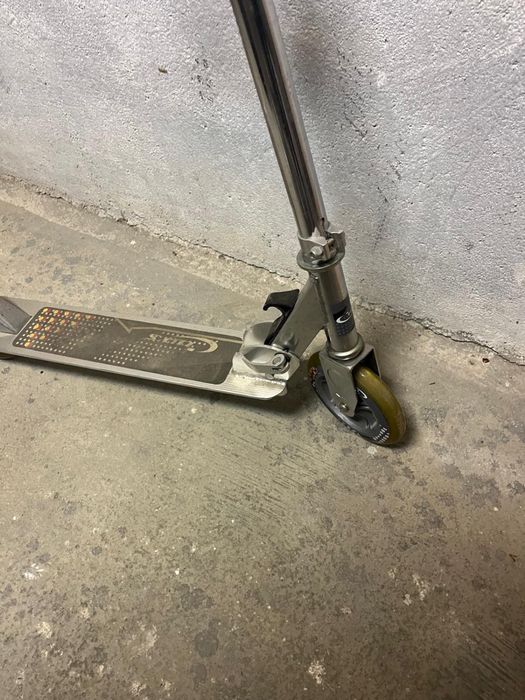 Trotinete em bom estado – prática e fácil de transportar