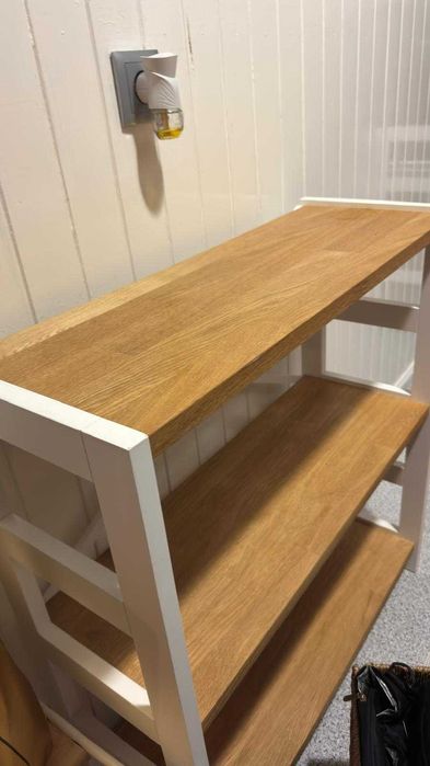 Estante com prateleiras