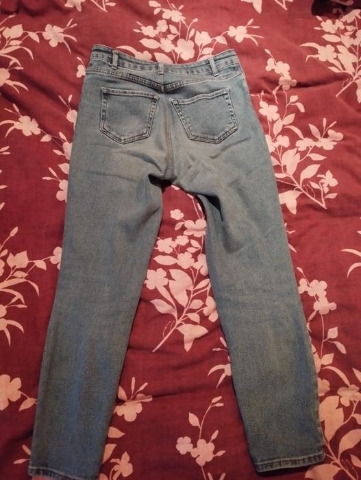 Продам женские джинсы