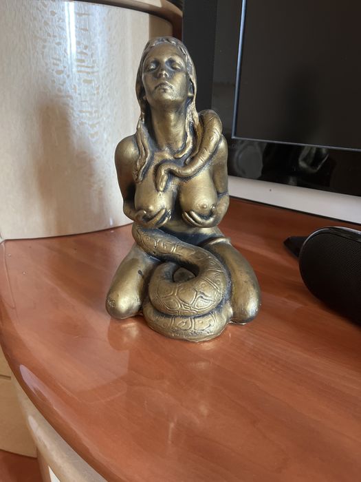 Статуетка жінка з удавом