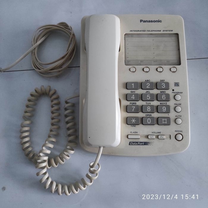 Стаціонарний телефон Panasonic в робочому стані.