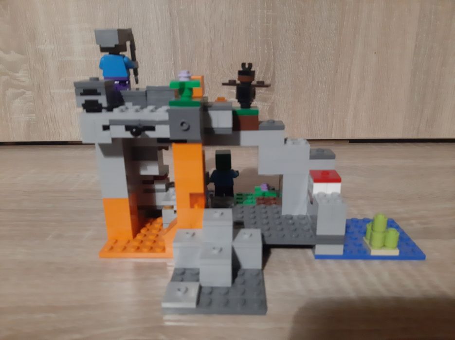 LEGO Minecraft 21165 Farma pszczół + LEGO 21141 Jaskinia Zombie