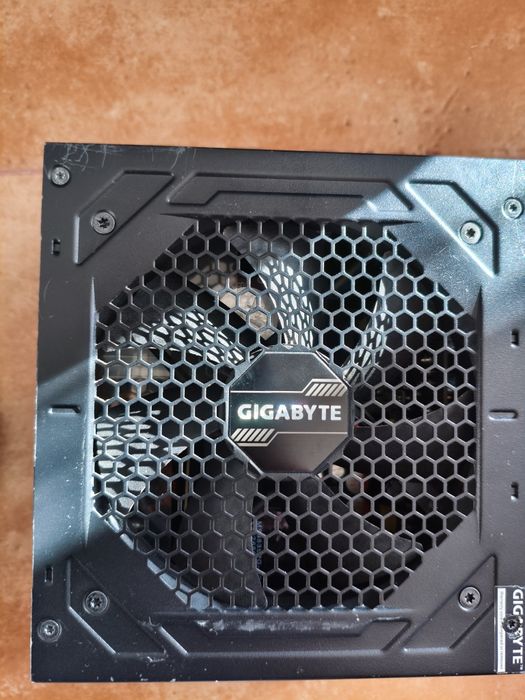 Fonte de alimentação gigabyte P750GM