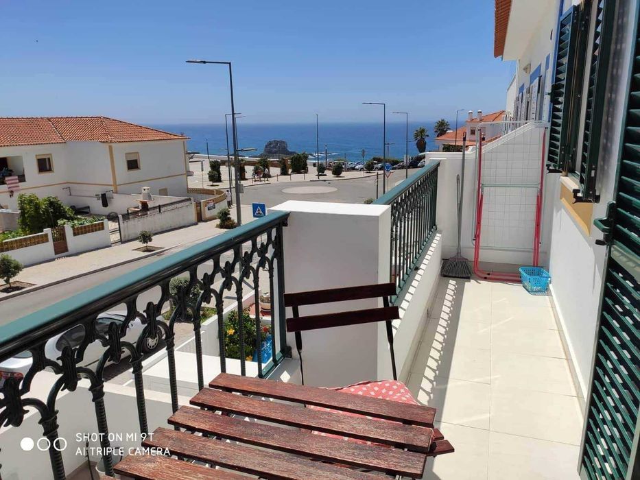 Aluga-se apartamento T2 na Zambujeira do Mar, localizado a apenas 5 minutos da praia a pé.