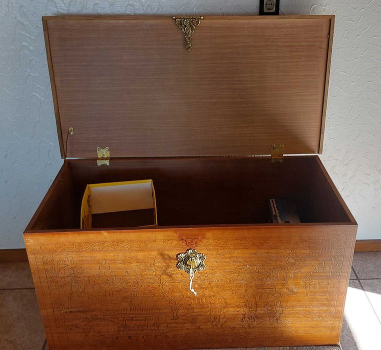 Arca em madeira com gravuras (4)