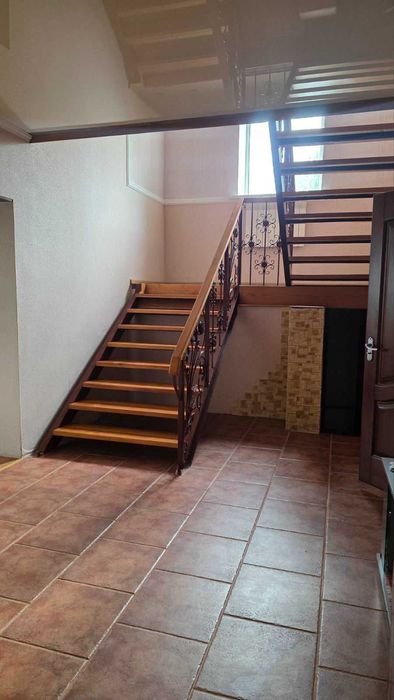 Яр, продається двоповерховий будинок