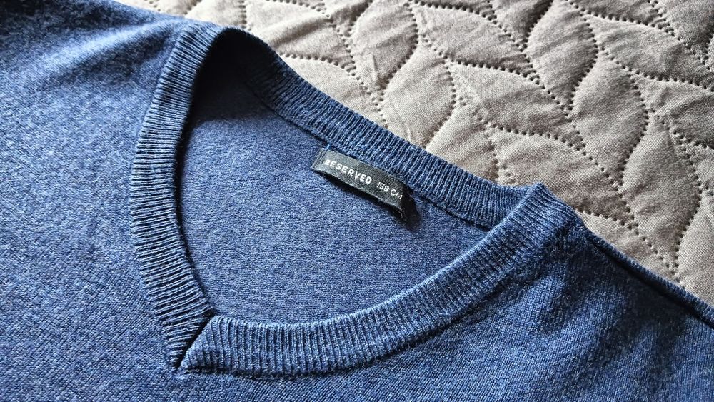 Granatowy sweter Reserved chłopięcy w serek 158