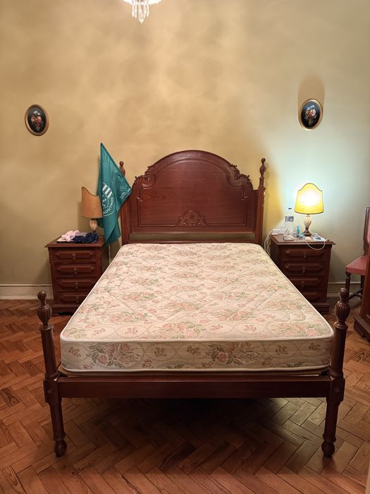 Conjunto de Móveis de Quarto em Madeira Maciça